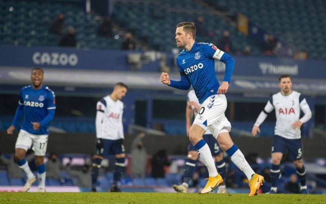 天空体育解析多特防线危机：20岁小将临危受命 冬窗引援或提前启动