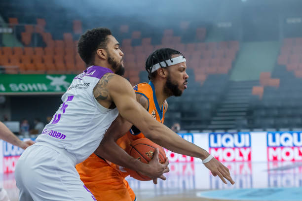 由此扩大到 由此扩大到