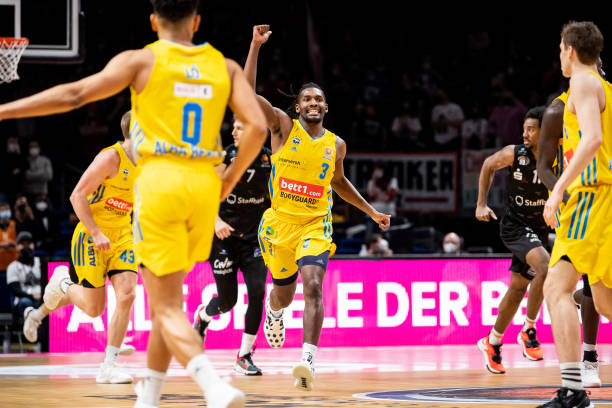 的首回合交 的首回合交