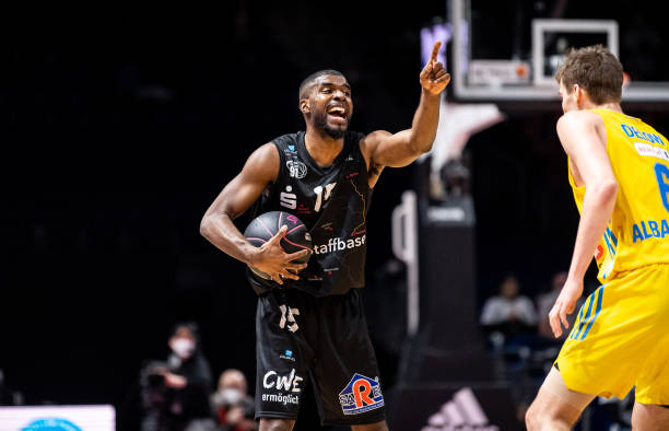 重大突破！VAR将新增角球和第二黄牌复核权限，2026世界杯率先试点